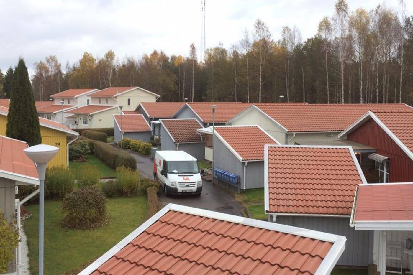 Vi erbjuder taktvätt för villaägare och bostadsrättsföreningar.